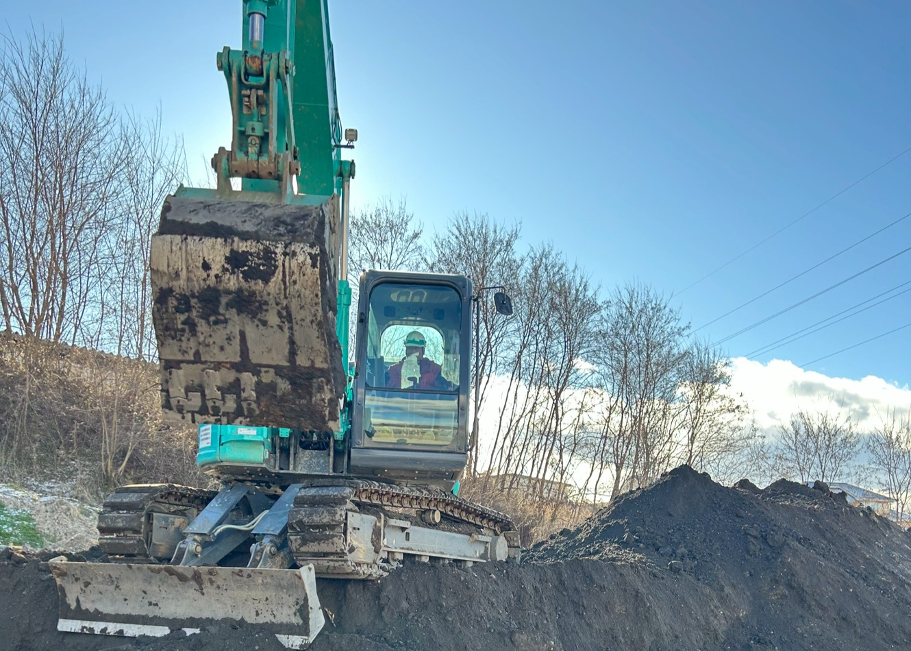 重機を操縦する従業員